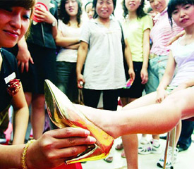市民争相试穿“黄金”高跟鞋