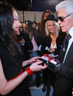 周迅红底高跟鞋巴黎秀场畅谈新欢 见到Karl Lagerfeld兴奋