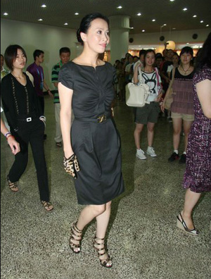 刘嘉玲豹纹手套衬豹纹鞋 优雅野性完美结合