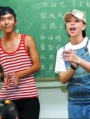 张惠妹募运动鞋送灾区 与张学友同台飚唱