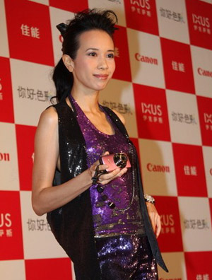 莫文蔚露全背性感亮相 高跟鞋海拔惊人