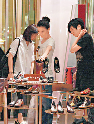 佘诗曼心情好外出扫货 专攻高跟鞋显女人味