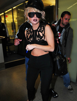 Lady GaGa 镂空蝴蝶盘旋胸前 超高高跟鞋挑战极限