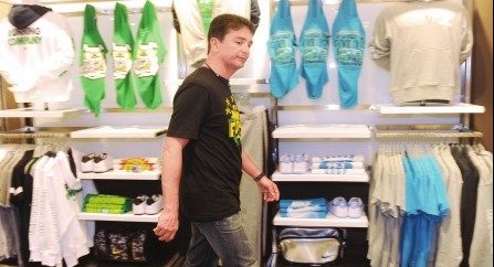 贝贝托低调出行为儿子买鞋