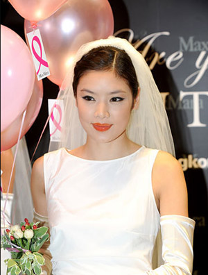 乐基儿穿婚纱犹如精灵 杨千嬅婚礼获将球鞋
