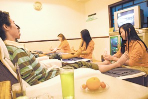 女硕士开洗脚房难逃倒闭