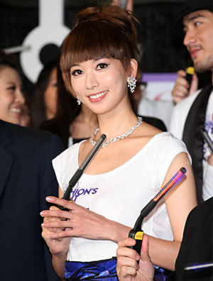 林志玲金靴短裙引骚动 露美背与众明星齐聚