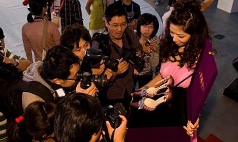 价值千万元豪华钻石鞋亮相南京引围观