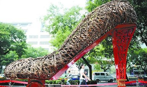 “高跟鞋”花篮亮相西单