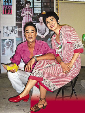 任达华亲制红鞋赠佳人 吴君如被摸脚感尴尬