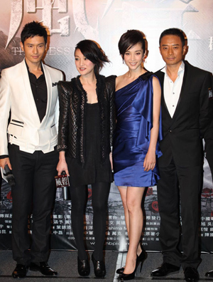 《风声》香港首映 李冰冰秀香肩鞋粘纸屑尴尬甩飞