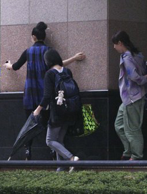 黄奕未见老公费周折 穿高跟鞋扮蜘蛛人