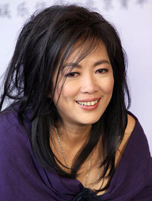 51岁齐豫泪洒发布会 当众脱鞋赤脚显随性