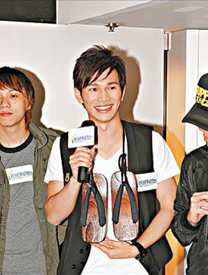 王梓轩试音工作人员送木屐 羽翘声带发炎未愈