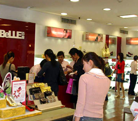 国内鞋服企业谋“大店制”转型