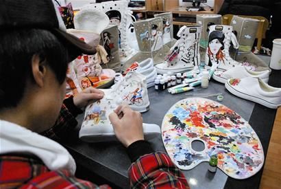 大学生情侣手绘鞋受追捧
