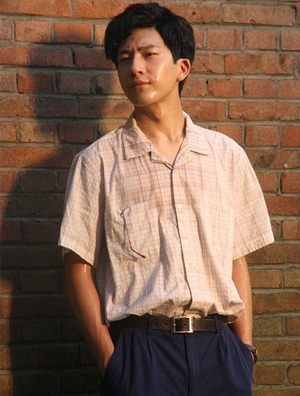 井柏然演绎70年代时尚 踩球鞋衣锦还乡