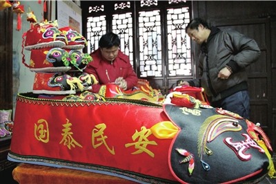 巨型虎头鞋亮相南京民俗博物馆