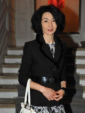 张曼玉印花裙短靴现身巴黎秀场 与欧美明星同场竞艳