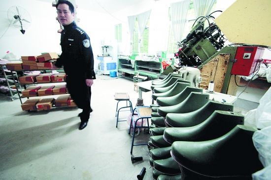 泉州鲤城公安分局查获一假冒名鞋生产窝点