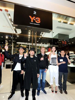 刘德华助阵Y-3潮鞋店开幕 引大批时装爱好者到场
