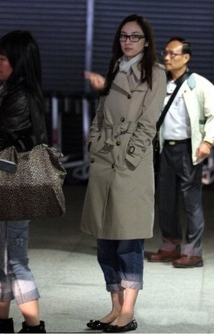 吴佩慈穿长风衣平底鞋抵沪 陷“饭局”丑闻男友护花