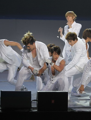 SuperJunior穿白色鞋服压轴韩国周 白色诱惑带来疯狂之夜