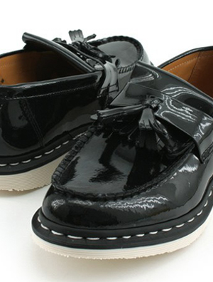 日本Ships Jet Blue联名Dr. Martens推出黑深蓝色漆皮Loafer鞋款