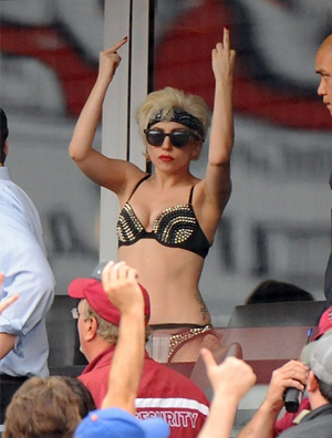 Lady gaga铆钉服高跟鞋纽约看棒球比赛 不满球员竖中指