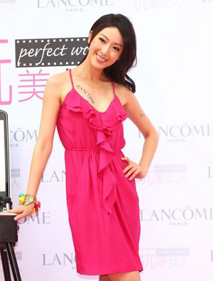 隋棠艳丽超低胸裙罗马鞋亮相 变身优雅性感玩美女人