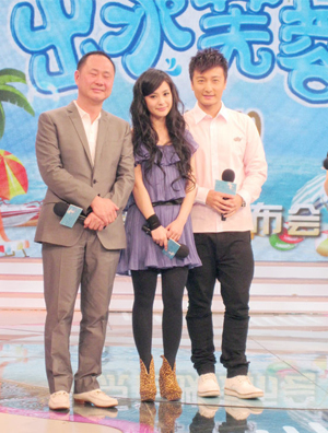 阿娇穿公主裙豹纹鞋出席活动 称专业演员与方力申合作有感觉