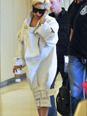 Lady Gaga“面袋”装配高跟鞋踩小碎步现身机场