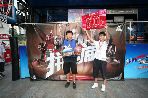 匹克携手NBA篮球大篷车开往青岛站
