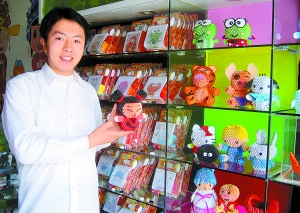 大男孩巧手插纸能成金