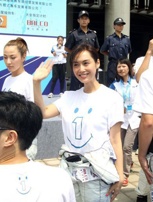 李连杰率众出席壹基金拉力赛 郑伊健朱茵时尚鞋服助阵