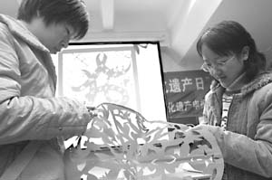 90后女大学生剪纸创业年入30万