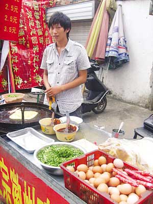大学生当起“摊饼哥”月入4000