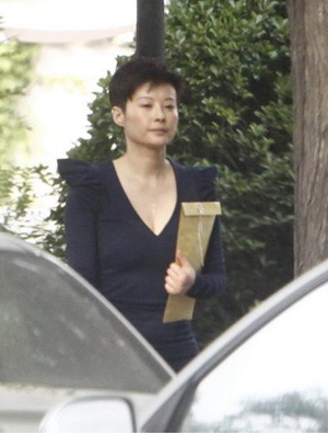 袁莉穿超高跟鞋逛画店 低胸超短裙秀尽丰满身材