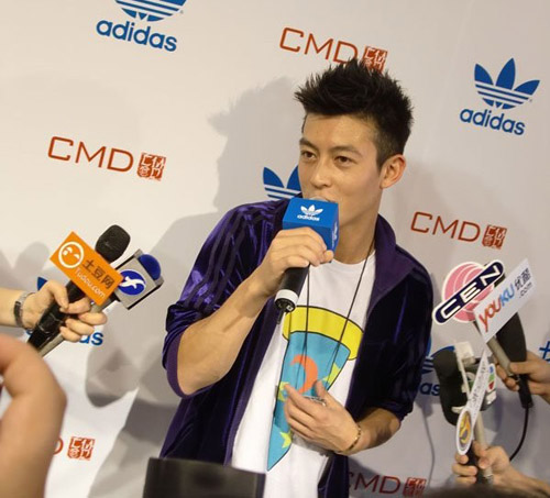 陈冠希一身休闲鞋服现身上海 庆祝Adidas新店开张