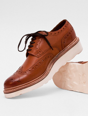 Grenson推出Vibram白底Archie Tan牛津雕花皮鞋