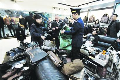 汉正街工商所查处一批假冒名牌鞋
