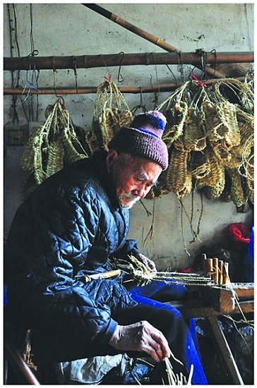 一对老夫妻编草鞋绝活撑起了一个家庭