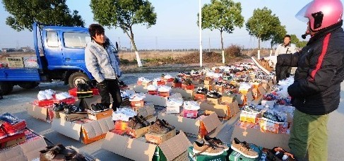 “名牌”旅游鞋一双只卖20元