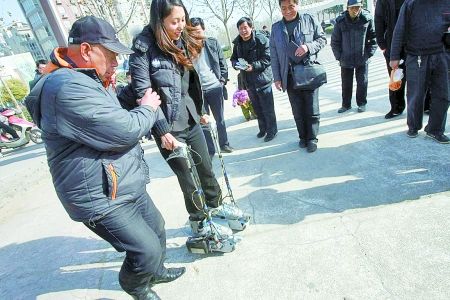 农民发明双重15斤电动鞋