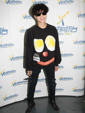 何韵诗一身休闲服配平底靴为音乐会彩排
