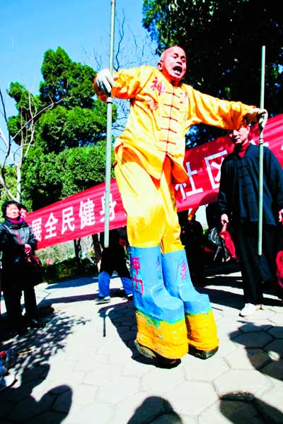 奇人穿128公斤铁鞋走路破吉尼斯