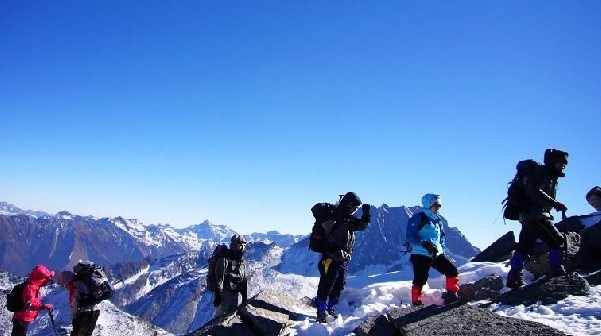 尼泊尔公务员珠峰登山队 将于四月开始攀登珠峰