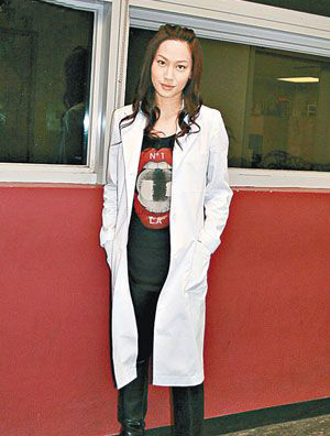 徐子珊穿高跟鞋参加活动要美不要命