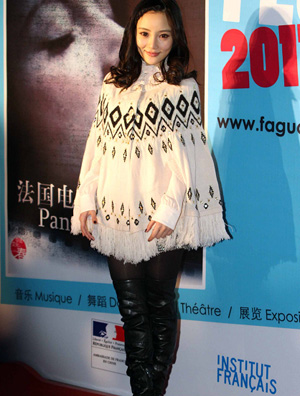 ��С�һ��������İ�ɫ��֯�������ź�˿����߽�ѥ��ϯ������Ӱ��