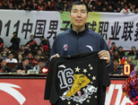 安踏为CBA“常青树”打造纪念装备